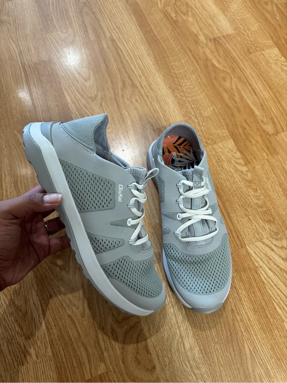 OluKai Women's Huia Sneakers size 9.5